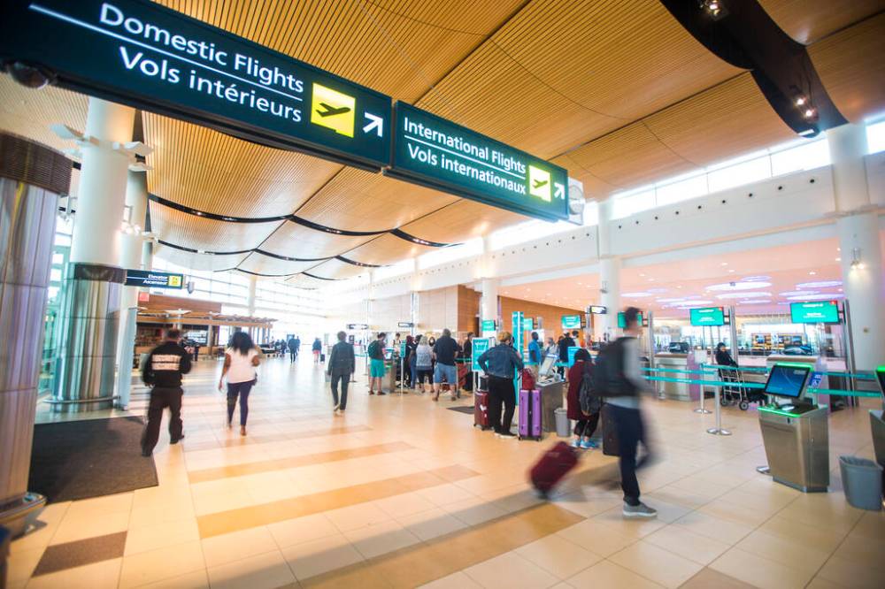 MIKAELA MACKENZIE / WINNIPEG FREE PRESS
Travellers at the Winnipeg James Armstrong International Airport in Winnipeg. The announcement from federal Intergovernmental Affairs Minister Dominic LeBlanc also suspends the need for proof of vaccination for outbound international travellers and federally regulated workers.