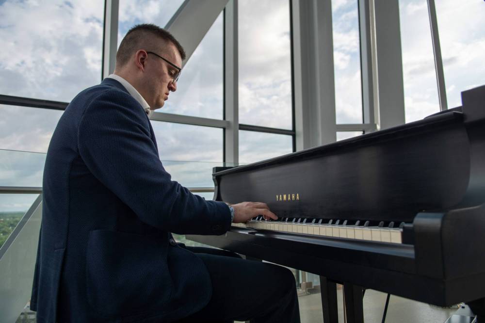 ETHAN CAIRNS / WINNIPEG FREE PRESS FILES
Connor Derraugh plays piano on the eighth floor of the Canadian Museum for Human Rights.