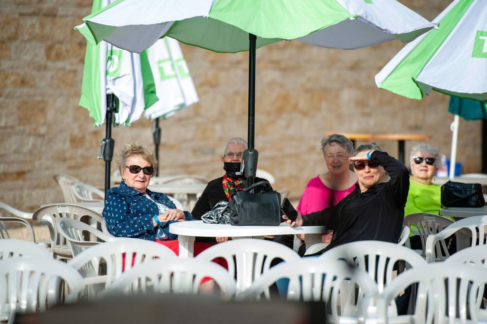ETHAN CAIRNS / WINNIPEG FREE PRESS FILES
A group enjoys the jazz festival outside on the patio stage.