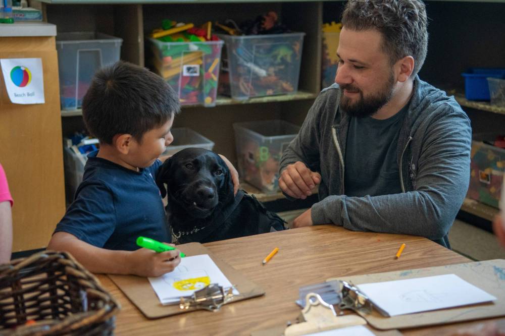 ETHAN CAIRNS / WINNIPEG FREE PRESS
Berkley visits with kindergarten students at Brooklands School. The act of petting a dog is therapeutic and can lower a human’s blood pressure.