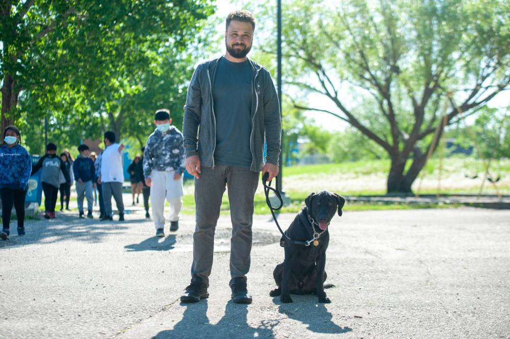 ETHAN CAIRNS / WINNIPEG FREE PRESS
Berkley, an emotional support animal and Andrew Sullivan at Brooklands School in Winnipeg Tuesday.