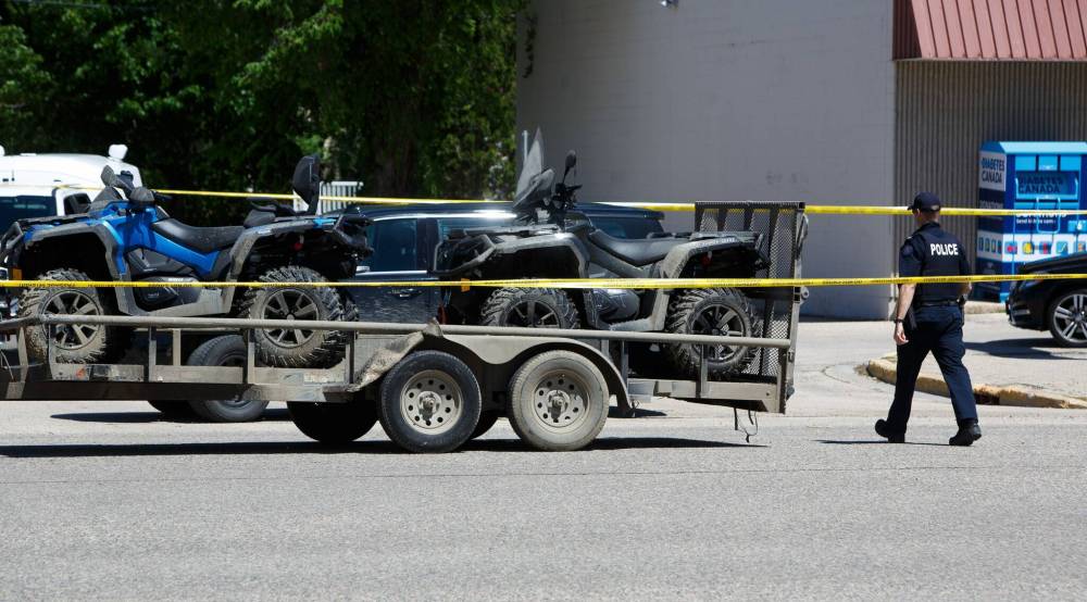 MIKE DEAL / WINNIPEG FREE PRESS
Police examine a truck and trailer with ATVs on it Wednesday in Portage la Prairie.