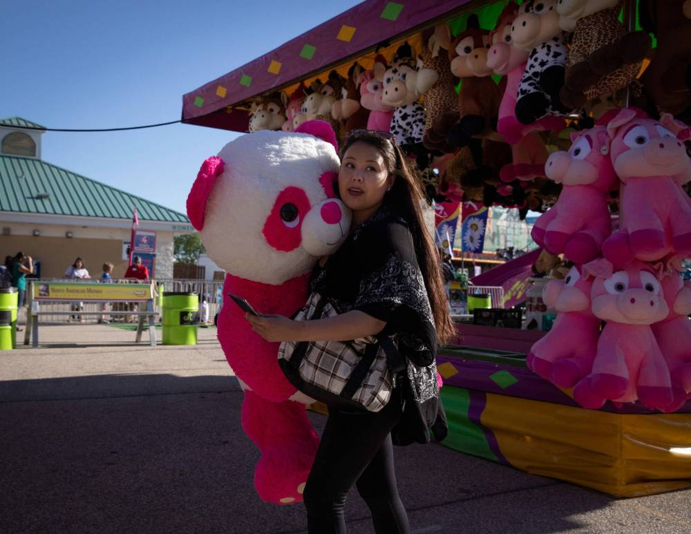 JESSICA LEE / WINNIPEG FREE PRESS
Rosy Bussidor holds a bear she won on Firday, the first day of the Red River Exhibition.