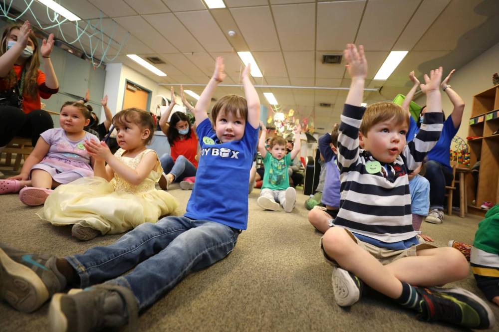 RUTH BONNEVILLE / WINNIPEG FREE PRESS
Children from Grand Rapids (aged 3-4 years) visit Oak Street nursery school to bring gifts from the bush and do a drumming circle. Oak Street will be reciprocating.