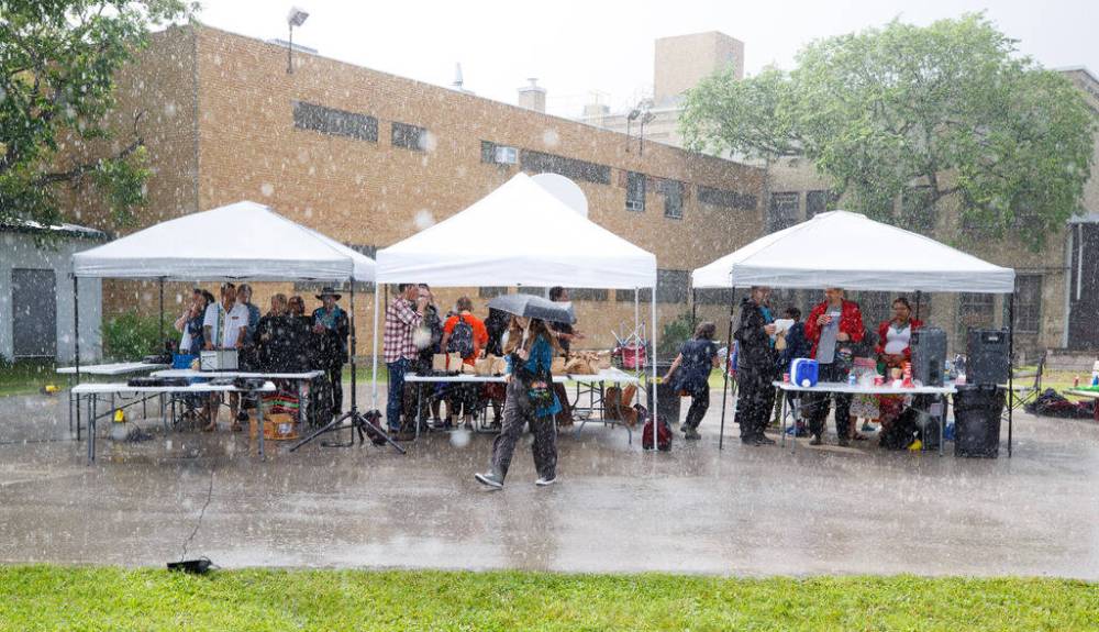 MIKE DEAL / WINNIPEG FREE PRESS
A short downpour did not stop the festivities only slowed it down for a few minutes. People shared stories, music, food and culture in the spirit of recognition and reconciliation in events across the city Tuesday.