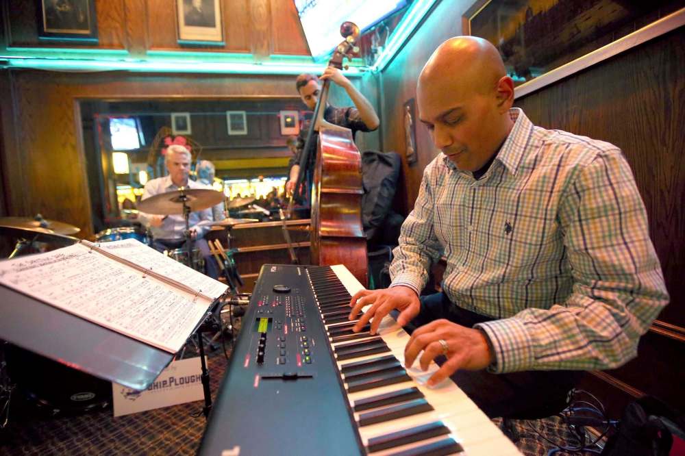 From left: Ken Taylor, Julian Bradford and Mike Manny of the Mike Manny Trio perform. The band was sponsored by Gimli's Ship & Plough Tavern. (Jason Halstead / Winnipeg Free Press)