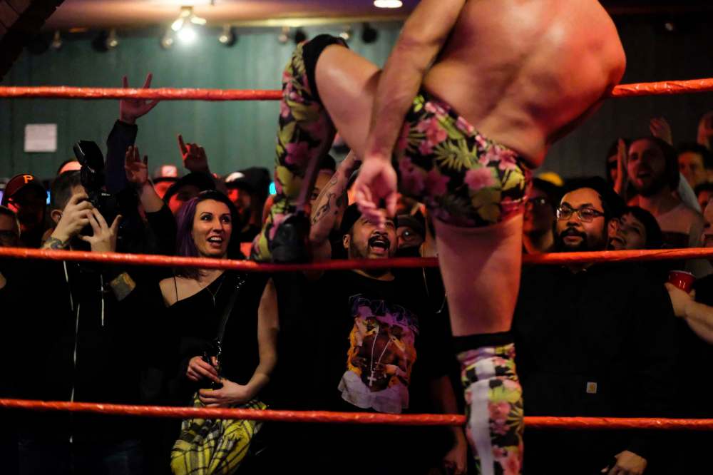 A showboating Joey Ryan garners plenty of cheers from the fans.