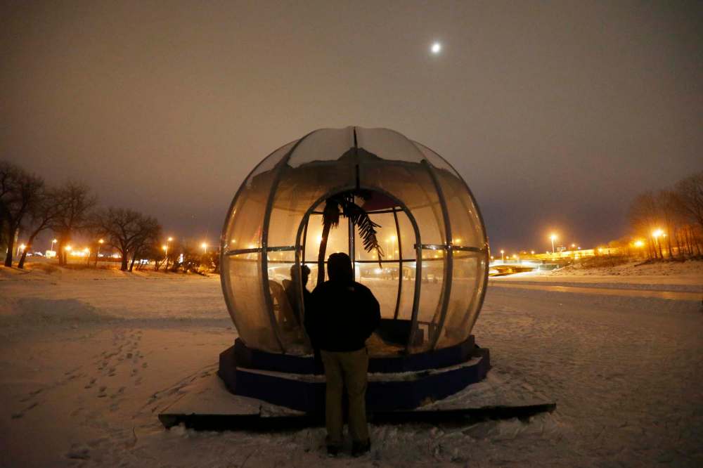 JOHN WOODS / WINNIPEG FREE PRESS FILES Greetings From Bubble Beach