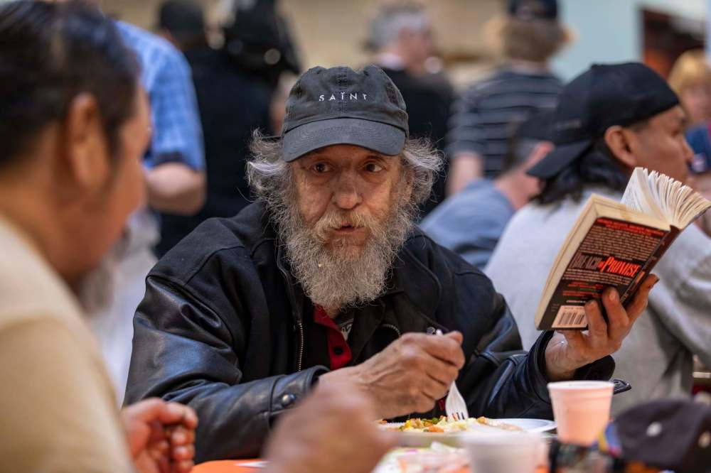 Nearly every chair in Siloam Mission's 400-seat dining room was full when lunch started at noon. (Sasha Sefter / Winnipeg Free Press)