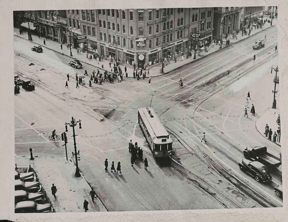 WINNIPEG FREE PRESS FILES
Fifty-two passenger diesel buses replaced the streetcar on the Portage-Main run, seen here February 1955.