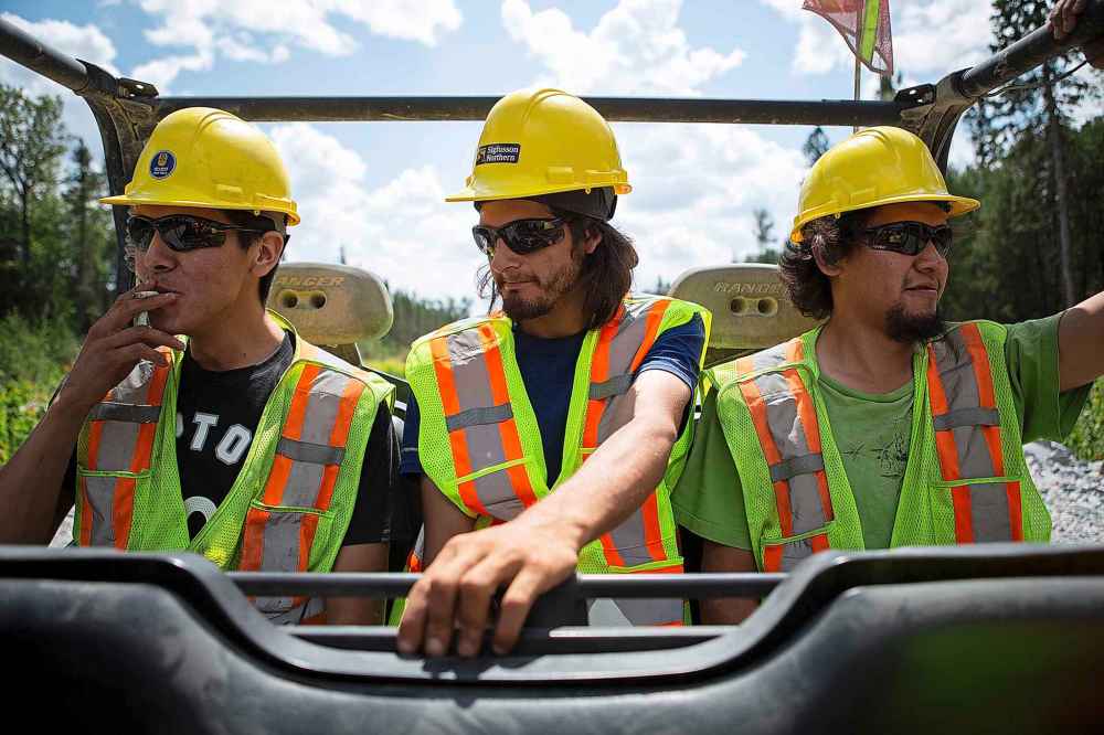 ANDREW RYAN / WINNIPEG FREE PRESS
Fernando Paypompee, Harley Gutknecht, and Franklin Major, ride in an off-road vehicle to work.