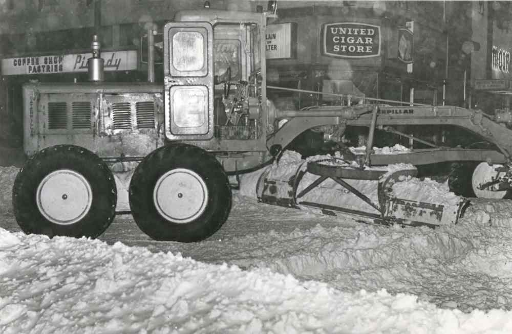 Plows hard at work downtown. (Jack Ablett / Winnipeg Free Press Archives)