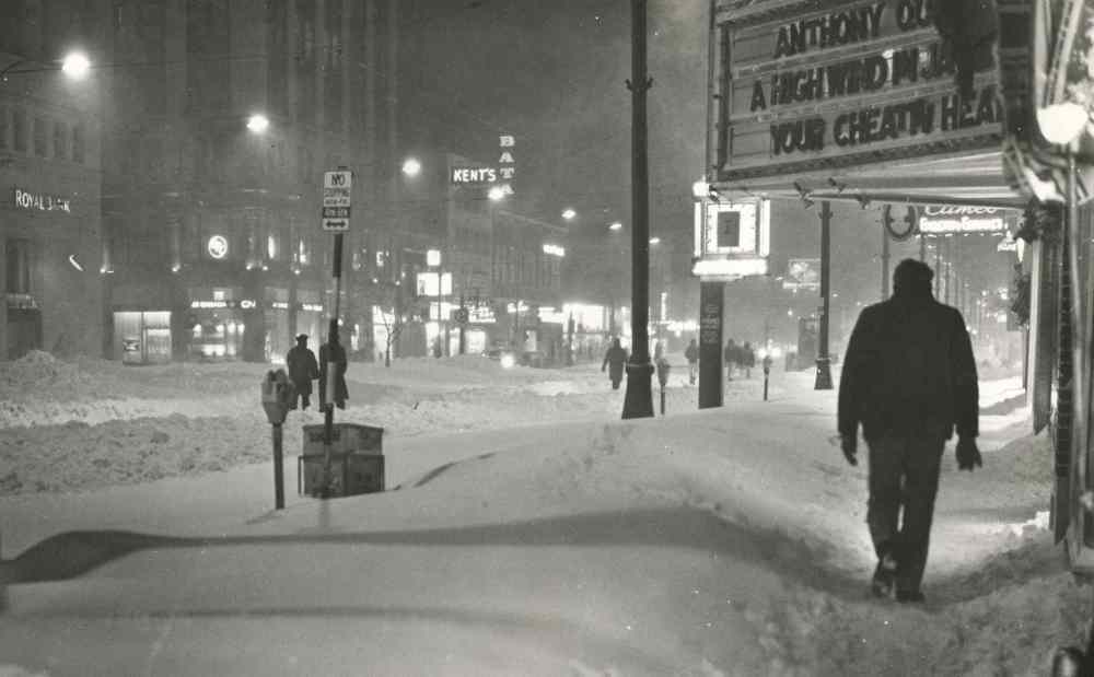Drifts forming downtown. (Jack Ablett / Winnipeg Free Press Archives)