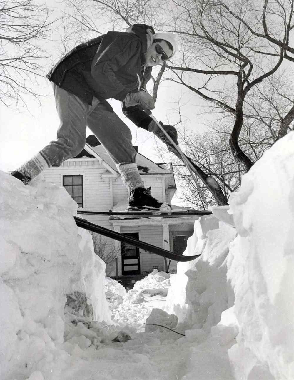 A skier traverses snow banks on Furby Street. (Gerry Cairns / Winnipeg Free Press Archives)