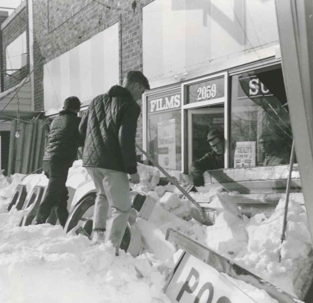 The snow's weight was too much for one Portage Avenue marquee. (Winnipeg Free Press Archives )