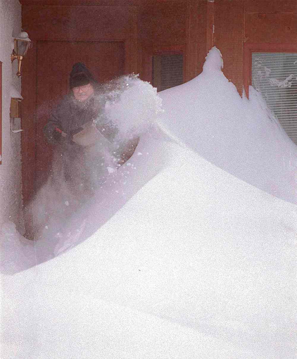 Errol Funk had to shovel his way out of his Winnipeg home. (Joe Bryksa / Winnipeg Free Press files)