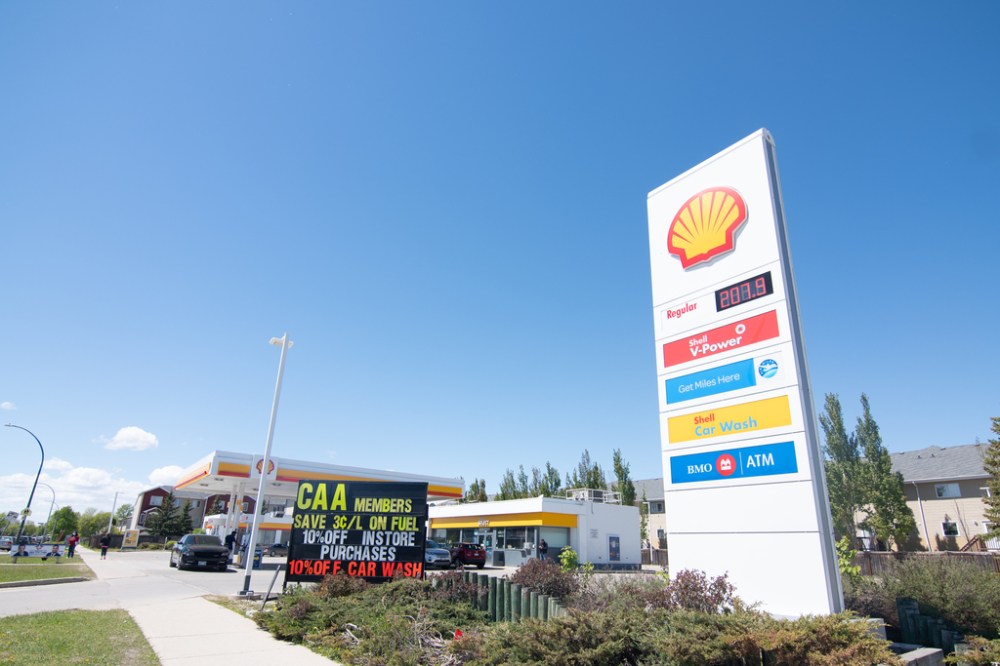 ETHAN CAIRNS / WINNIPEG FREE PRESS FILES
Regular gas prices hit 2.07 a litre in Winnipeg on Monday.