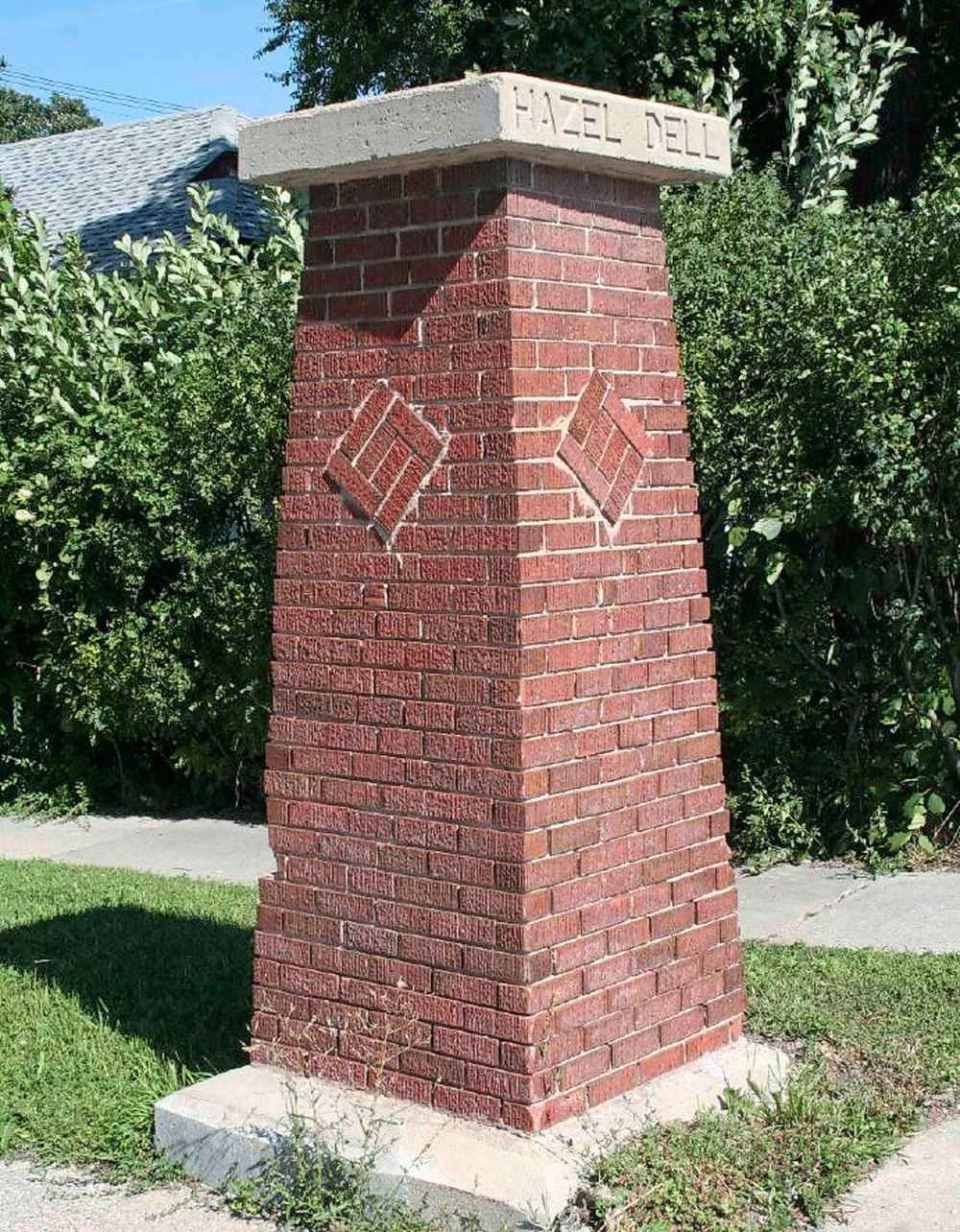 City of Winnipeg
Rejected: The Hazel Dell pillar is similar to the Helmsdale Avenue pillars three blocks to the south, although the latter are larger and slightly more ornate. Only one of the Hazel Dell pillars remains.