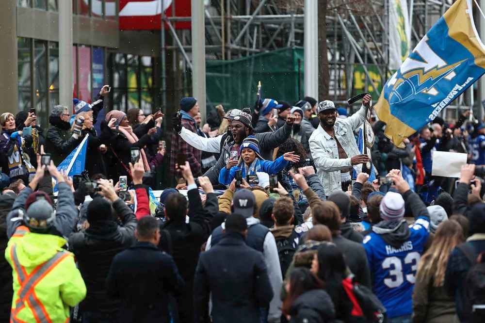 Fans celebrate at the Grey Cup parade. (Ruth Bonneville / Winnipeg Free Press)