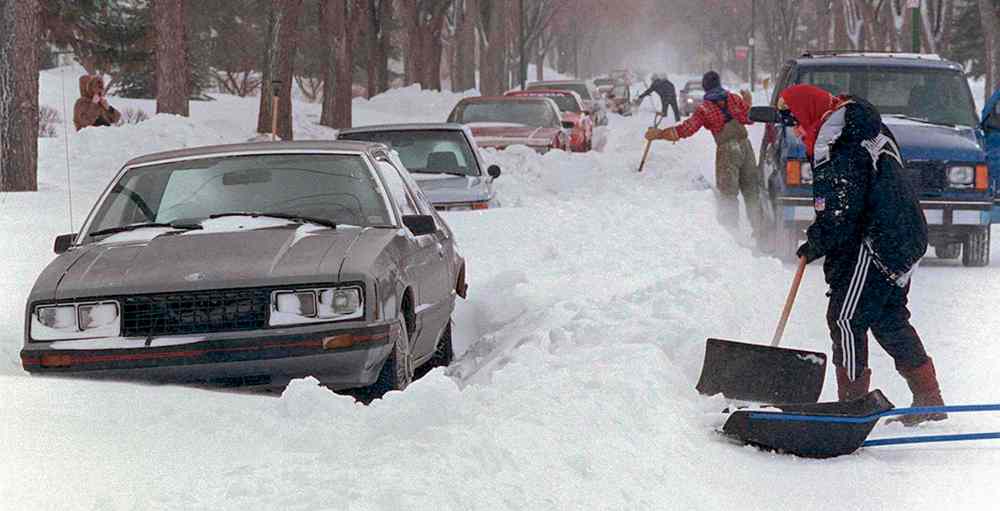 Boyd Avenue residents clear their street. (Ken Gigliotti / Winnipeg Free Press files)