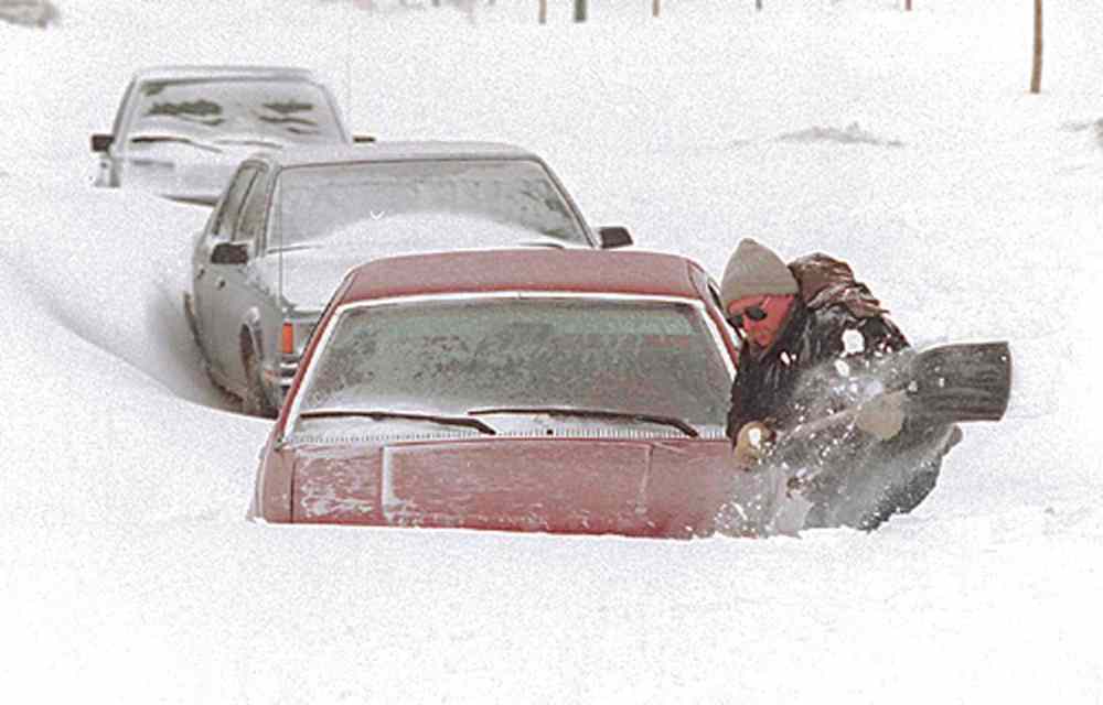 Digging out the day after the storm in Garden Grove. (Joe Bryksa / Winnipeg Free Press files)