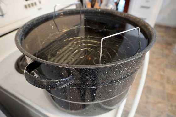 An old school water bath canner used to heat and process filled jars. (Eva Wasney / Winnipeg Free Press)
