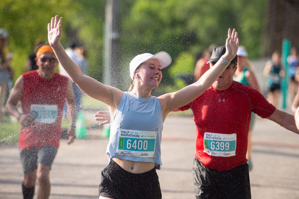 MIKE SUDOMA / WINNIPEG FREE PRESS
Runners are sprayed with water as the temperature rises during the Manitoba Marathon Sunday morning.