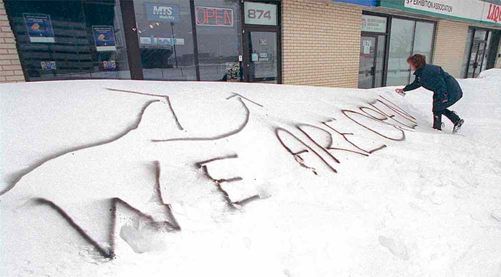Tammy Lajeunesse notes that Elite Communications on St.James Street is open on the morning of Monday, April 7. (Ken Gigliotti / Winnipeg Free Press files)