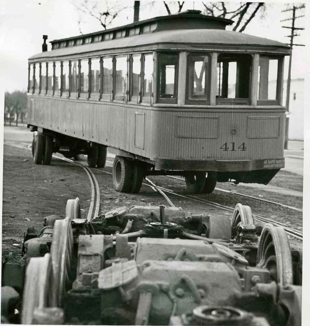 WINNIPEG FREE PRESS FILES
Streetcars on the move in November 1955.