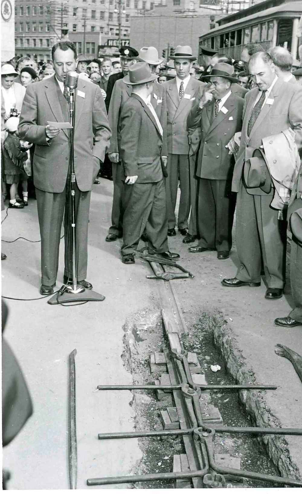 WINNIPEG FREE PRESS FILES
Officials mark the end of the streetcar era in Winnipeg on Sept. 21, 1955.