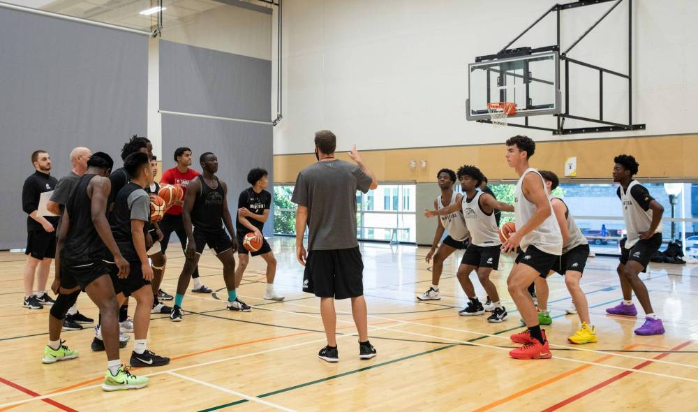 JESSICA LEE / WINNIPEG FREE PRESS
Coach Jonathan Janzen (in grey) gives pointers to the team.