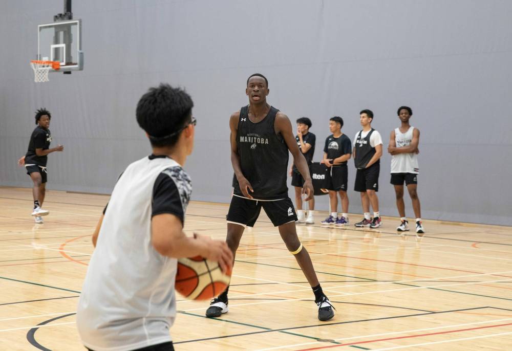 JESSICA LEE / WINNIPEG FREE PRESS
Fifteen-year-old prodigy Ramogi Nyagudi (in black) is a 6-8 forward who enters Grade 11 at St. Paul’s in September.