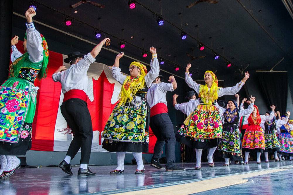 DANIEL CRUMP / WINNIPEG FREE PRESS
Portuguese dancers perform during the kick-off for Folklorama at Assiniboine Park Saturday evening. Folklorama is back after a two year pandemic hiatus.