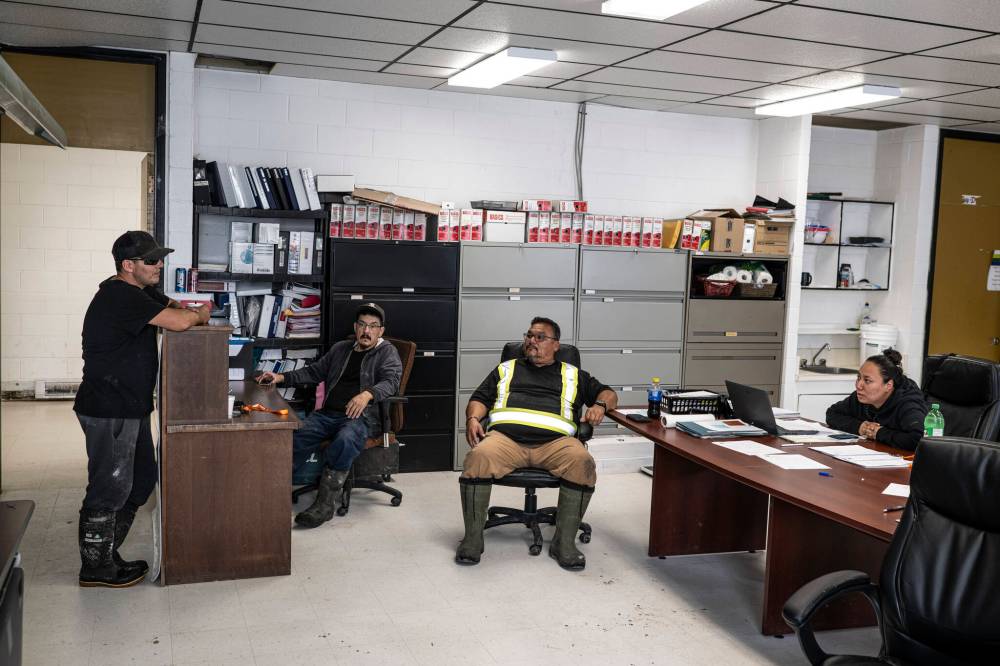 AARON VINCENT ELKAIM / THE NARWHAL
Workers discuss plans on who to help next in the housing department of Peguis First Nation.