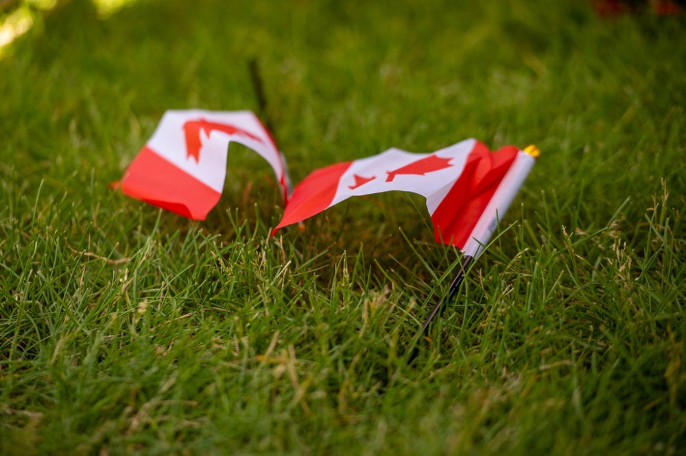 ETHAN CAIRNS / WINNIPEG FREE PRESS
A flag laying on the ground at a New Day Ceremony at The Forks in Winnipeg, Manitoba on Friday, July 1, 2022