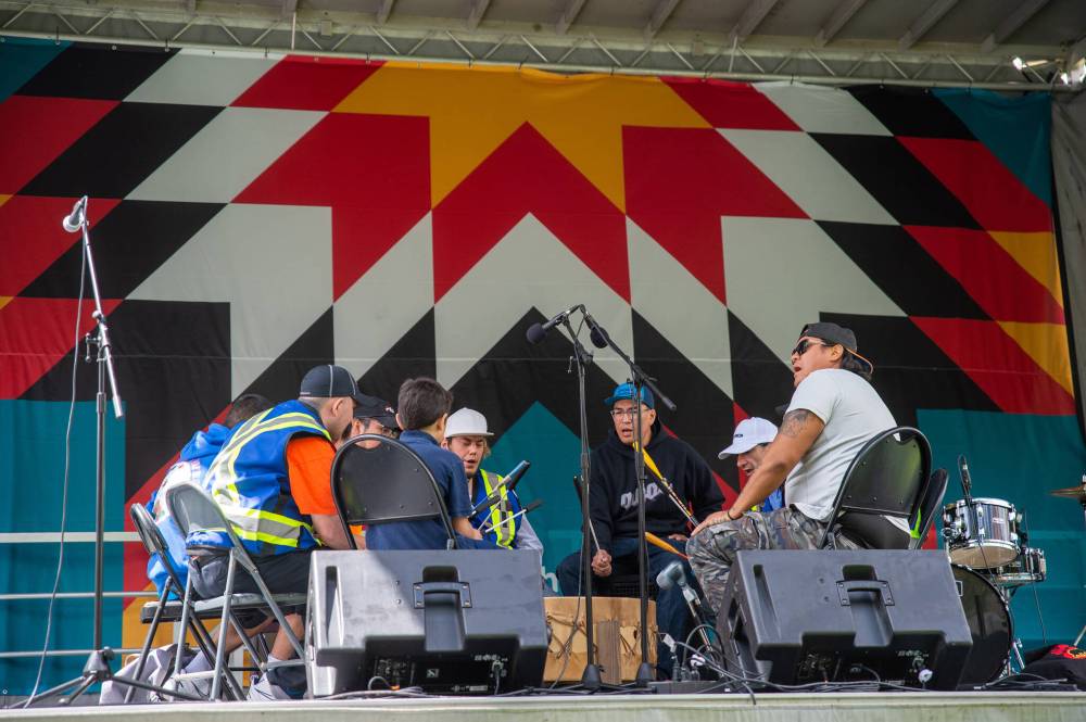 The Thunderbirdz perform at the Sakihiwe Festival. (Ethan Cairns / Winnipeg Free Press)