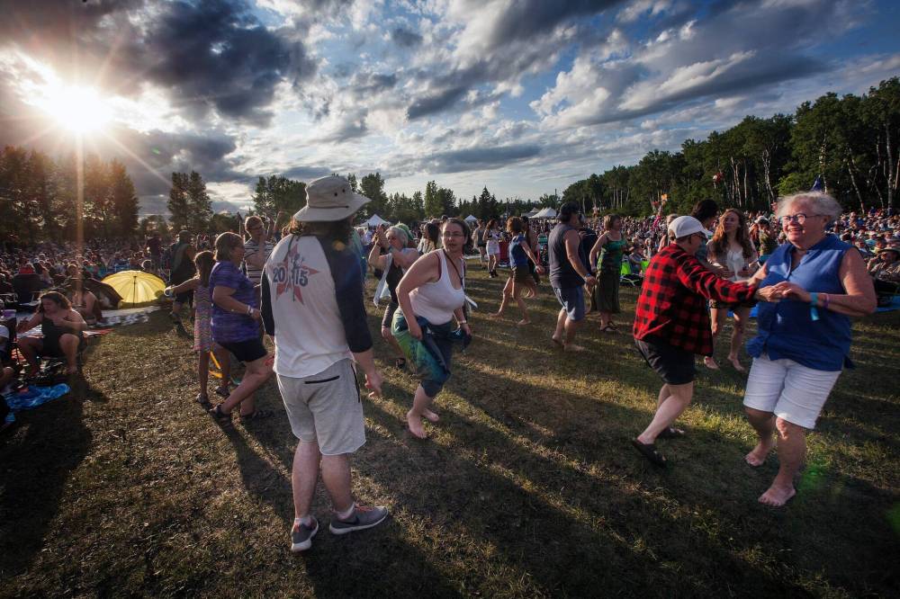 PHIL HOSSACK / WINNIPEG FREE PRESS FILES
Folk fans dance the evening away as the sun sets at Birds Hill.