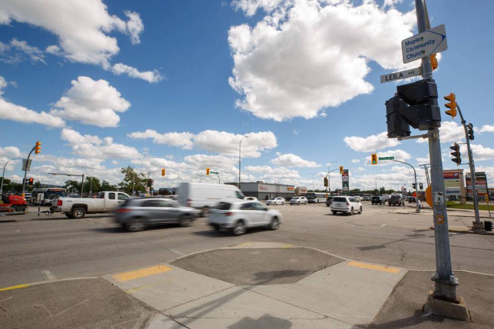 MIKE DEAL / WINNIPEG FREE PRESS FILES
The intersection of McPhillips Street and Leila Avenue. The proposed plan calls for the city to spend $22 million over five years on measures to reduce fatalities and serious injuries related to collisions and other traffic calamities.