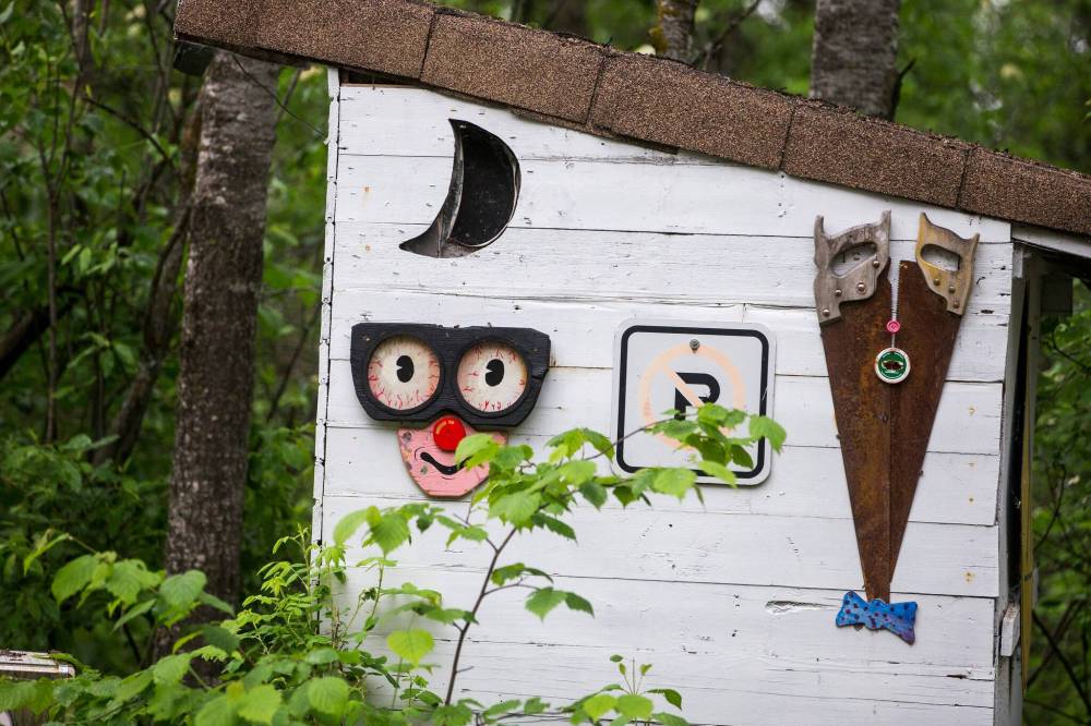 MIKAELA MACKENZIE / WINNIPEG FREE PRESS
The couple’s property is decorated with whimsical creations.