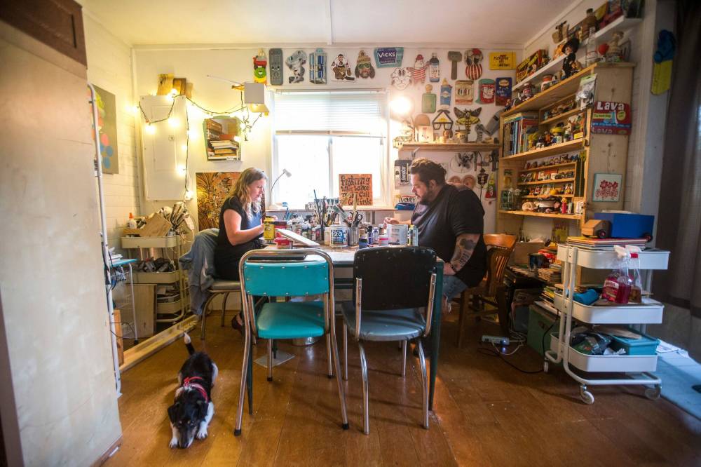 MIKAELA MACKENZIE / WINNIPEG FREE PRESS
Artists Shaun Morin (right) and Mélanie Rocan at work in their studio space inside their Interlake home.