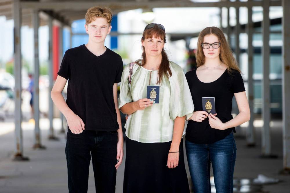 MIKAELA MACKENZIE / WINNIPEG FREE PRESS
Tara Powell (centre) got a passport for her daughter Jorja easily enough, but her son Ethan still didn't get a passport six months after applying. The family had to cancel their trip to Italy.