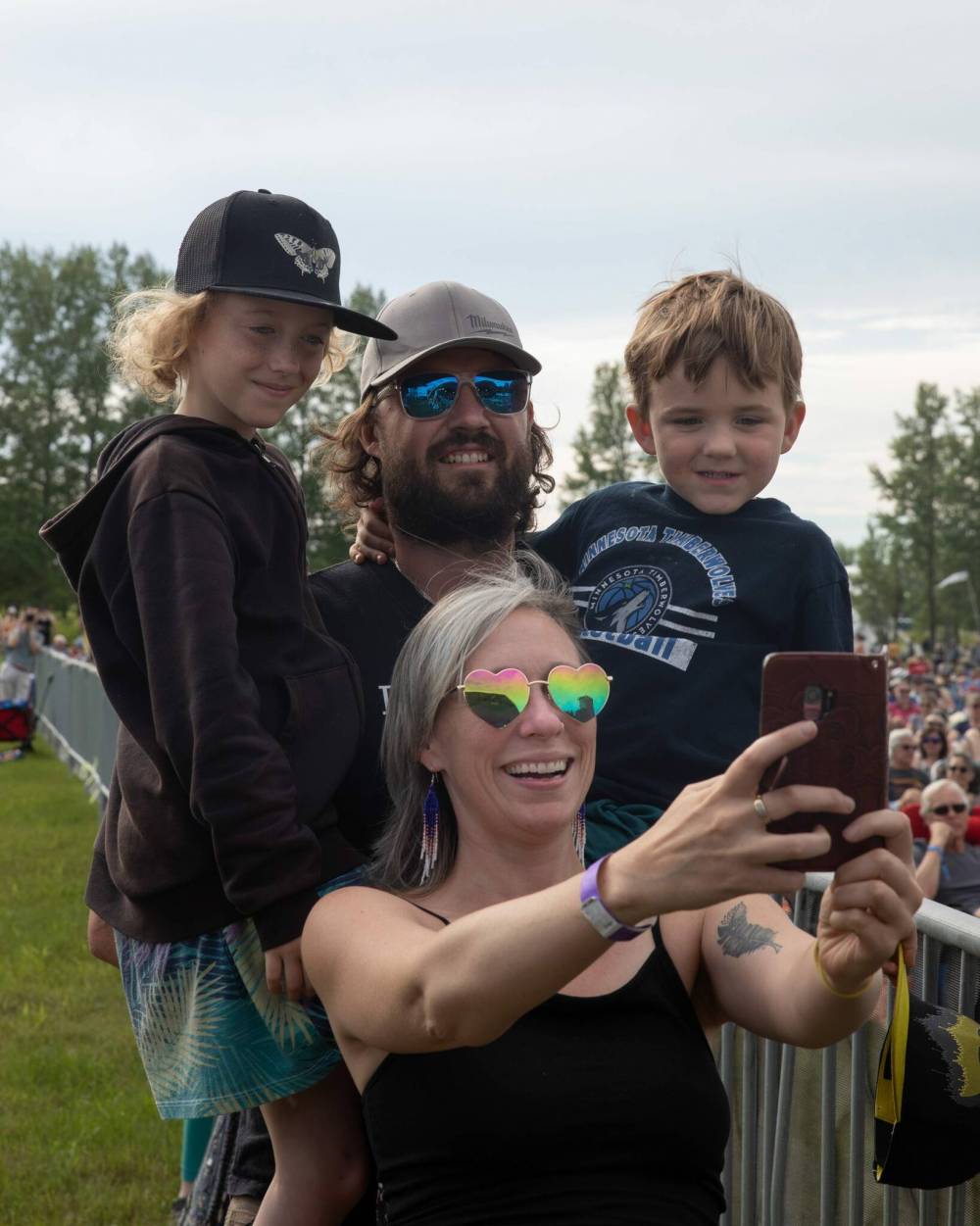 JESSICA LEE / WINNIPEG FREE PRESS
From left to right: Ayla Blondal, 9, Jay Maurstad, Sonny Maurstad, 4 and Kris Garner (front) take a selfie on the first day.