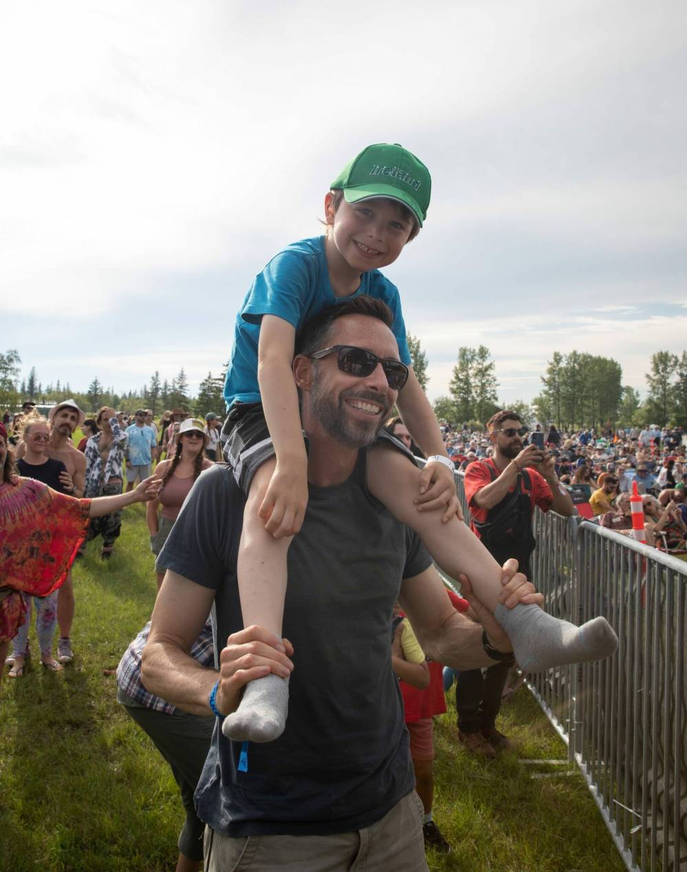 JESSICA LEE / WINNIPEG FREE PRESS
Nathan Gerbrandt and Riley, 5, get into the Folk Fest spirit.