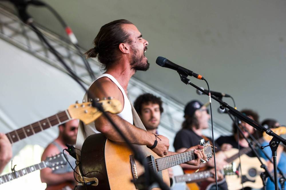 MIKAELA MACKENZIE / WINNIPEG FREE PRESS
Reuben Bullock (of Reuben and the Dark) sings with Wild Rivers and The Strumbellas during a workshop session Friday.