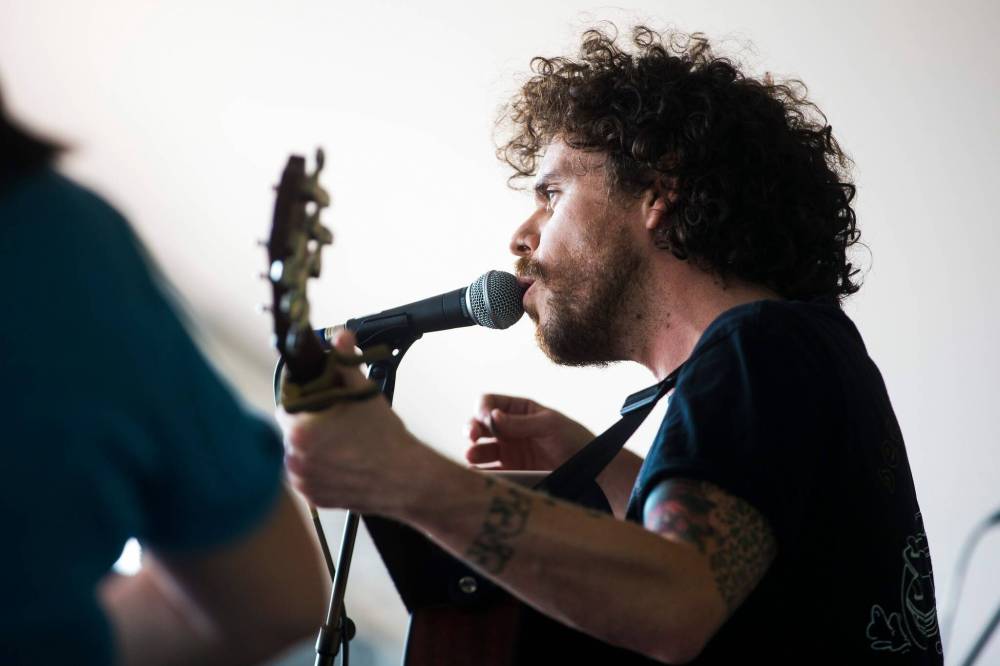 MIKAELA MACKENZIE / WINNIPEG FREE PRESS
Jon Hembrey (of The Strumbellas) sings with Reuben and the Dark and Wild Rivers during a workshop session Friday.