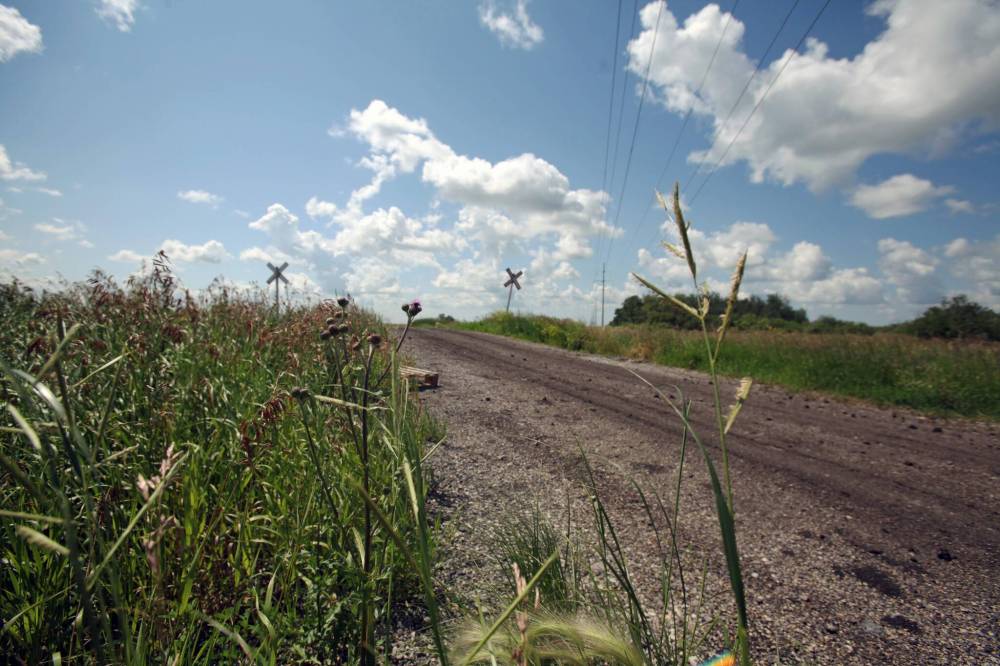 ERIK PINDERA / WINNIPEG FREE PRESS
A rail crossing and set of hydroelectric lines on Community Row about two kilometres south of Wilkes Avenue. A bush party near this location turned bloody last week when an 18-year-old man was stabbed.
