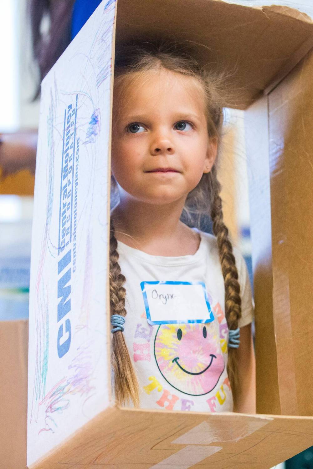 MIKAELA MACKENZIE / WINNIPEG FREE PRESS  Five-year-old Oryna Bganka plays around with a cardboard box craft on Tuesday.