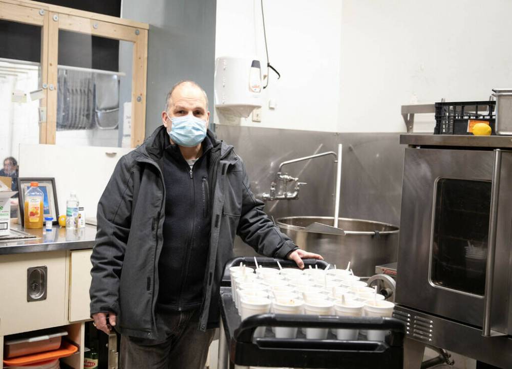 JESSICA LEE / WINNIPEG FREE PRESS FILES
Lighthouse Mission manager Peter McMullen said he knew inflation was taking its toll when they were forced to buy their own bread for the hundreds of sandwiches they give out every day on Main Street between Higgins and Logan avenues.
