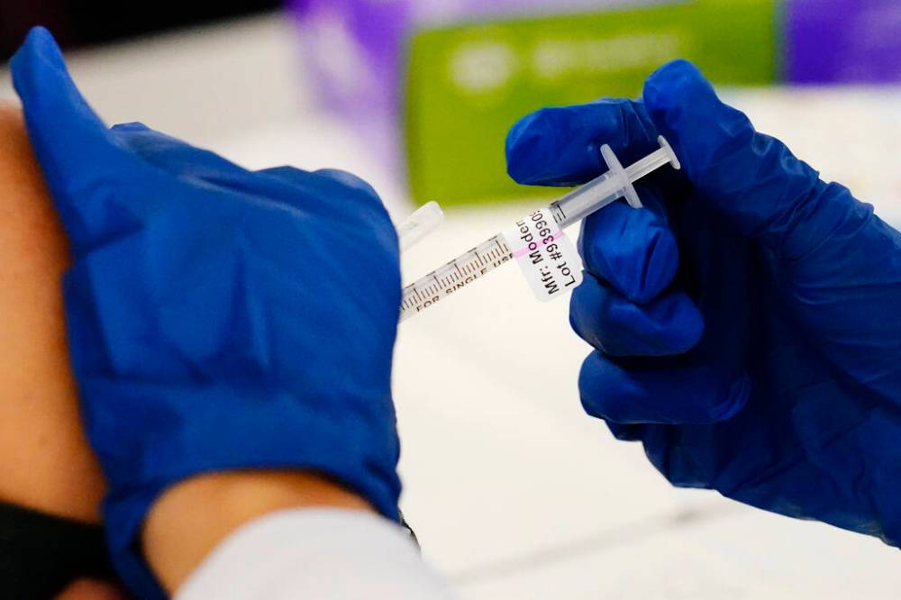 MATT ROURKE / ASSOCIATED PRESS FILE PHOTO
The Manitoba government says it’s waiting for Ottawa to detail when the province will get shots in the right formula; the new age group requires a dose that is one-quarter the size of the one adults get.