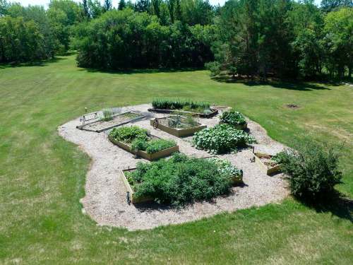 This gardener’s raised beds are arranged like splotches of paint on an artist’s palette, an homage to a friend who helped fund the construction.